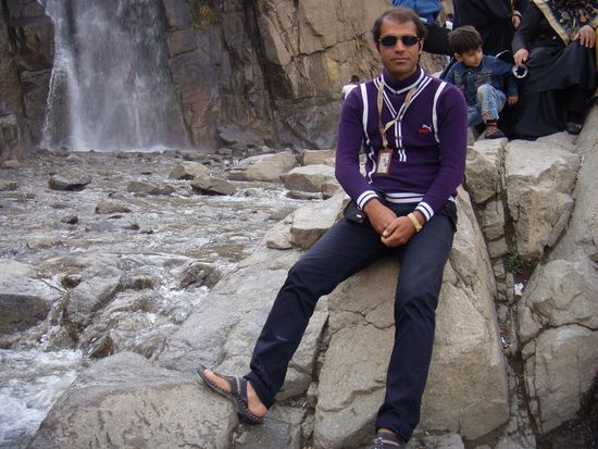 Mehdi in unmittelbarer Nähe des Wasserfalls am Ganjnameh.