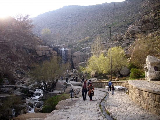Ganjnameh Wasserfall und Parkanlage am Alvand-Berg, Hamadan.