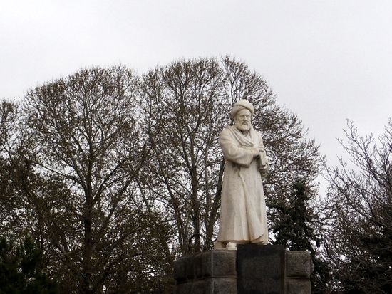 Standbild von Avicenna am BuAli Sina Platz in Hamadan.