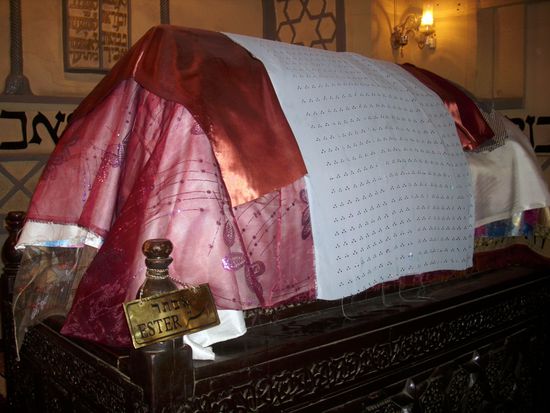 Der Sarg der Königin Esther im Inneren des Grabmals. Das Grabmal ist der wichtigste Pilgerort der iranischen Juden in Iran. - 7. April 2013.