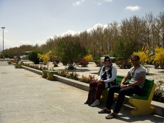 Rast im Park von Malayer auf dem Weg nach Esfahan. Malayer liegt 380 km südlich von Teheran und befindet sich in der Provinz Hamadan - 7. April 2013