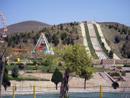 Riesenrad und Schiffschaukel im Vergnügungspark in Malayer. 7. April 2013.