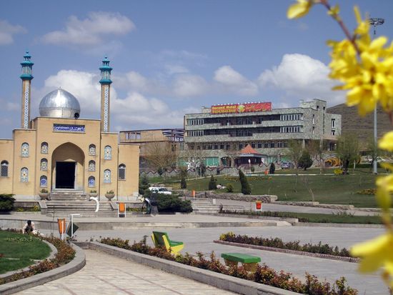 Moschee und das Karim Khan Zand Hotel in Malayer. Karim Khan Zand war ein Stammesführer, General unter Nadir Shah, später selbst Herrscher von Persien (1760-1779) und Gründer der kurzlebigen Zand-Dynastie. Seine Heimat war Malayer. 7. April 2013