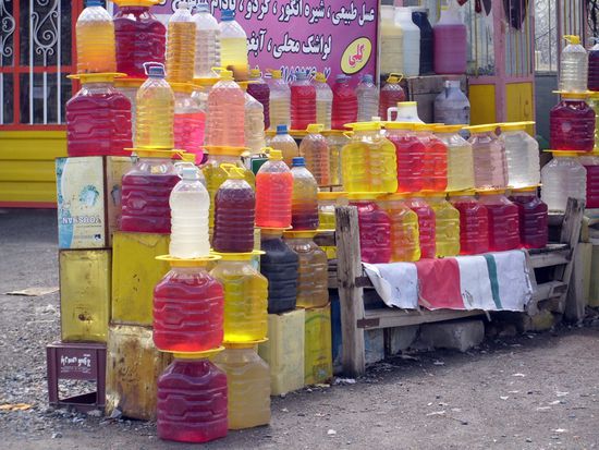 Kanister mit verschiedenfarbigen Ölen und Flüssigkeiten am Straßenrand auf dem Weg nach Arak. Arak ist die Hauptstadt der Provinz Markazi und ist aus den Medien bekannt für ihren Schwerwasserreaktor. 7. April 2013.