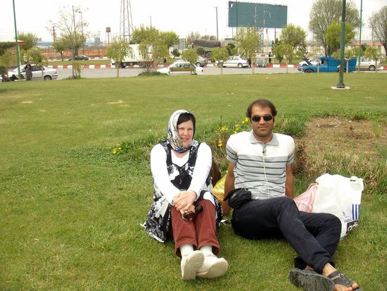 Picknick an einer großen Kreisverkehsrinsel in der Stadt Arak. Arak ist eine große Industriestadt mit Metallurgie, Maschinenbau und Ölraffinerien. 7. April 2013