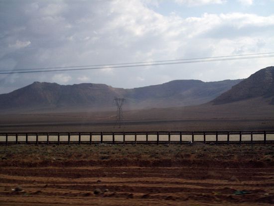 Halbwüstenartige Landschaft in der Nähe von Meymeh auf der Autobahn nach Esfahan.