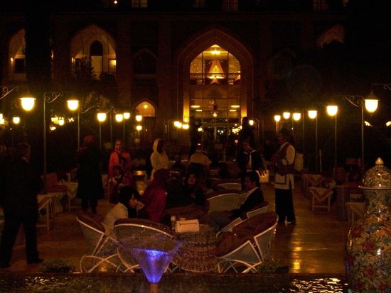 Der wunderschöne Innenhof des Abbasi Hotels in Esfahan. Es handelt sich hierbei um eine ehemalige Karawanserei, die 1957 in ein Hotel umfunktioniert wurde. 7. April 2013