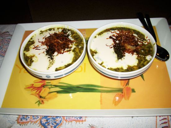 Das appetitliche Abendessen, eine traditionelle persische Perlgraupensuppe mit Kräutern und Röstzwiebeln.