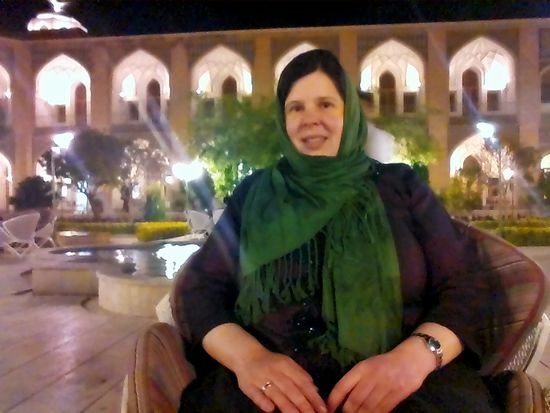 Im Sessel sitzend im Gartenrestaurant des Abbasi Hotels.