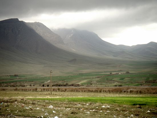 Großartige Landschaft mit Bahnlinie in der Nähe von Arak. 7. April 2013.