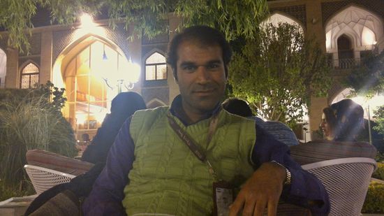 Medhi Gharib entspannt im Sessel im Abbasi Hotel in Esfahan. Die Anlage wurde von Shah Abbas im 17. Jahrhundert erbaut. Das Abbasi Hotel ist das schönste und prunkvollste Hotel in Esfahan. 7. April 2013.