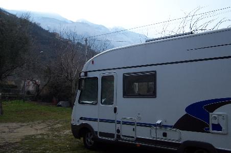 wir stehen unter Olivenbäumen am Fuße des Monte Baldo