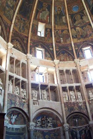 Da Baptisterium von innen mit seiner schönen Ausschmückung bis in die Spitze der Kuppel