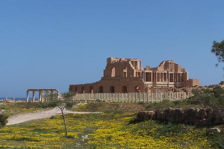 die Fassade des Theaters von Sabrata