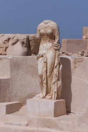 eine Statue in den Thermen, etwas kopflos