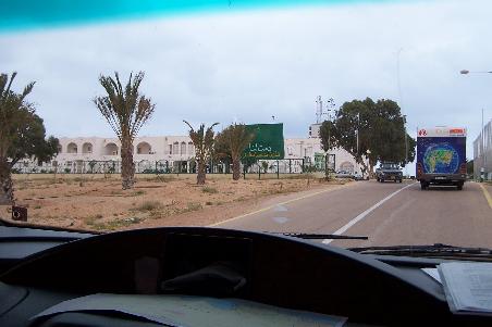 Anfahrt zum Stellpaltz vor dem Hotel in Sirte