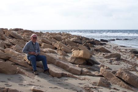 am menschenleeren Strand von Sirte