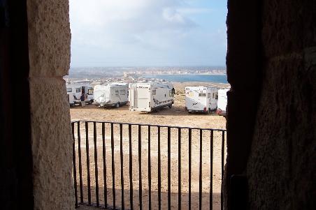 Blick aus dem Ehrenmal auf unsere Wohnis und weiter übers Meer