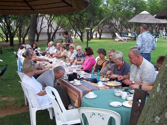 das erste Kennenlernen und das erste Briefing bei Apfelstrudel und Sahne