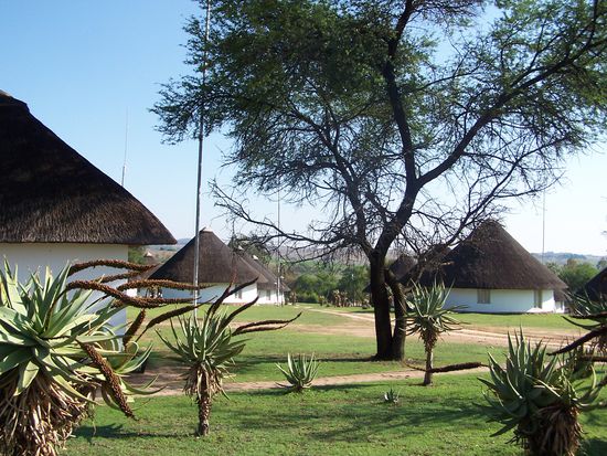die Rondavals unsere Bungalows auf dem Gelaende der Ranch Heia Safari