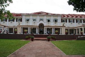 das noble Victoria Falls Hotel, wo wir fuer 22.000.000,-- gegessen haben