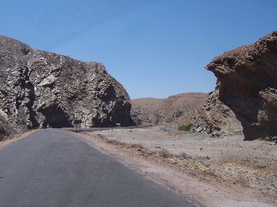 Fahrt durch die Wueste durch den Pass