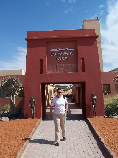 der Eingang zur Soussuvlei Lodge am Campingplatz