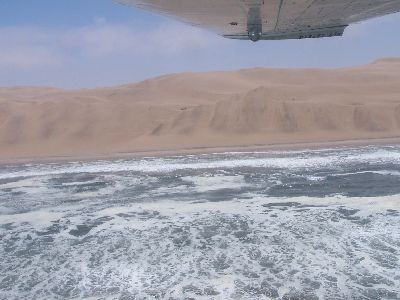hoch ueber den Wolken, muss die Freiheit... wir fliegen 2 m ueber dem Wasserspiegel