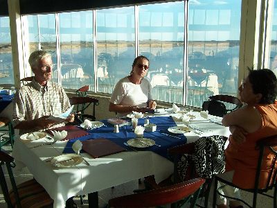 Abendessen am Hardap Dam kurz vor dem Sonnenuntergang