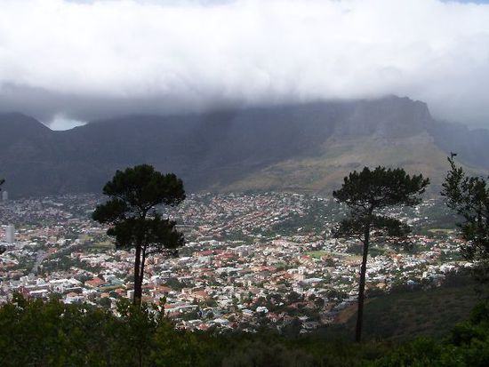 der erste Blick auf Kapstadt mit dem Tafelberg, bedeckt vom Tafeltuch