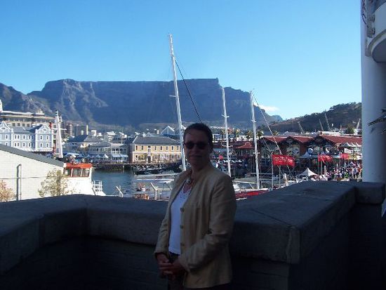 freie Sicht von der Waterfront auf den Tafelberg - ohne Tafeltuch