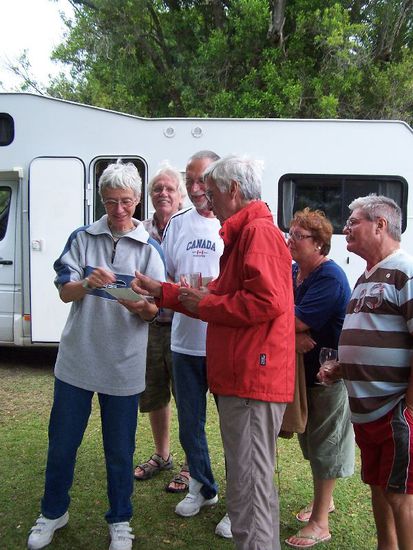 Harald überreicht Brigitte ein kleines Geburtstagsgeschenk - wie sie alle neugierig schauen