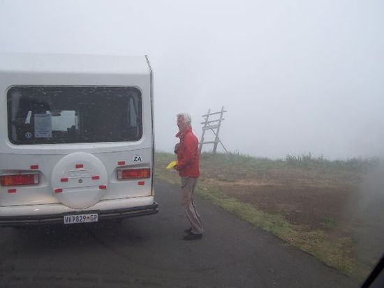 hier tapern wir im Nebel herum auf der Fahrt zum Royal Natalpark