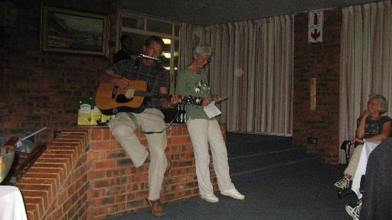 unser letzter gemeinsamer Abend in Heidelberg - Brigitte trägt was vor - in Afrika