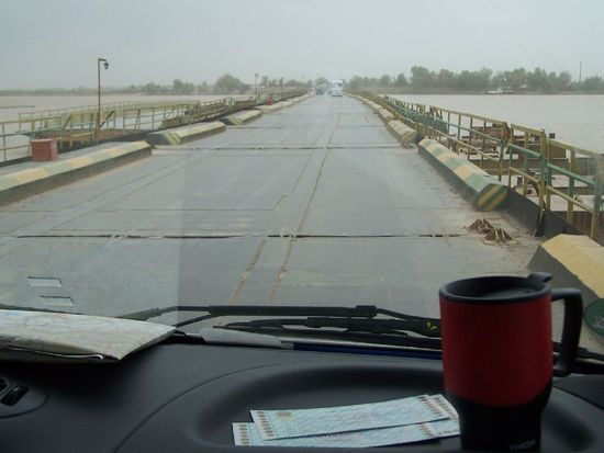 es geht ueber die Pontonbruecke zur Grenze