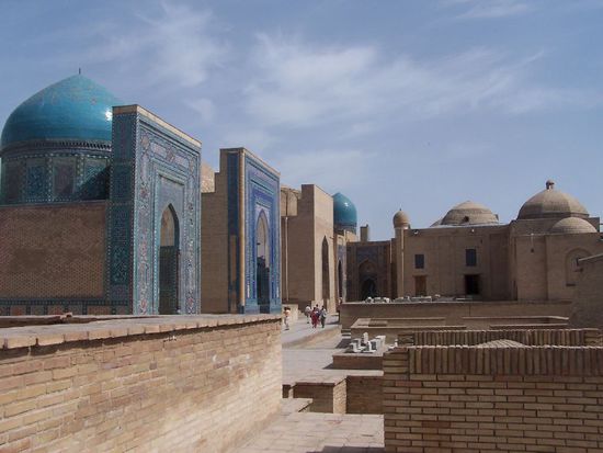 die vielen Mausoleen in der Graeberstrasse