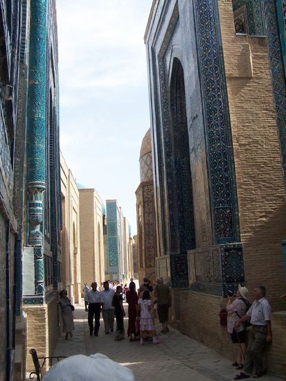 dicht an dicht stehen die Grabkuppeln in der Graeberstrasse