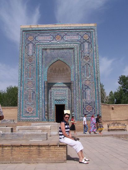 Lieblingsfrau vor dem Mausoleum einer Frau von Armir Timur