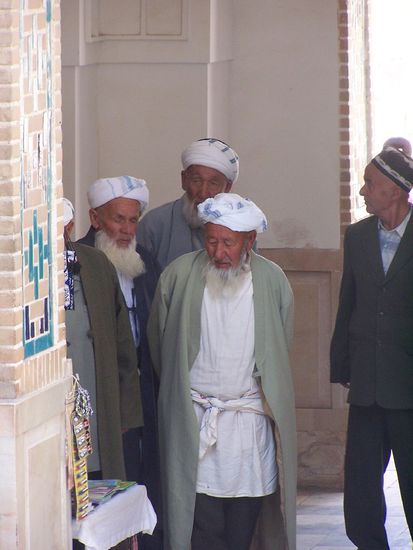 Usbeken kommen in ihrer Tracht zum Gebet