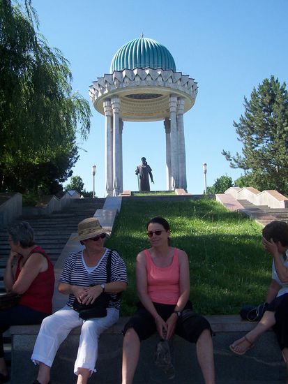 vor dem Denkmal des Ali Schi Navoi