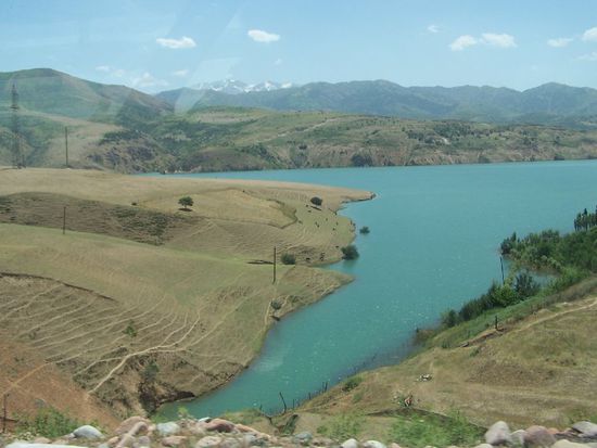 wir fahren entlang des Stausees