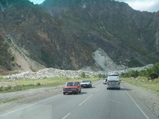 Einfahrt in den Canyon bei Toktogul