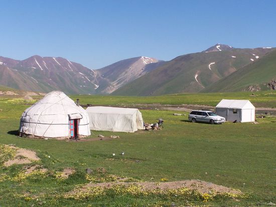 eine Jurte oben auf dem Hochplateau