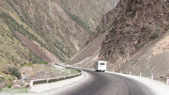 auf der anderne Seite gehts es wieder herunter nach Bishkek