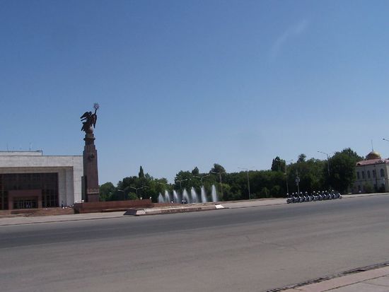 der grosse - leere Platz in Bishkek wegen des anstehenden Trauerzuges