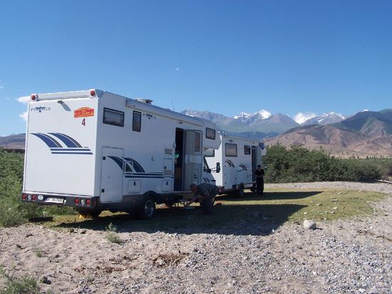 hier stehen wir 2 Naechte frei am See vor dem Bergpanorama