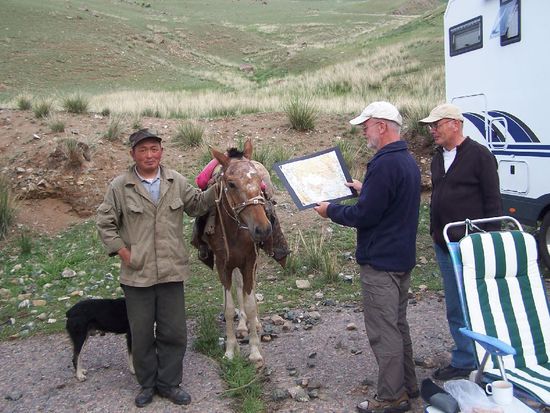 wir erklaeren dem Hirten unsere Reiseroute
