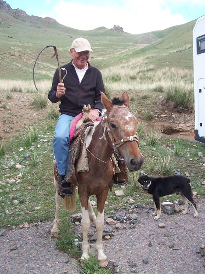 Achim sitzt wenigstens auf einem richtigen Pferd