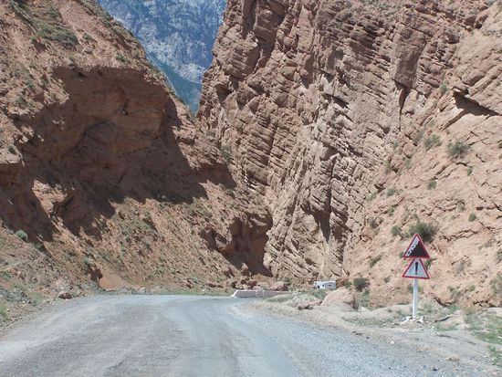 durch die Enge gehts nach Naryn