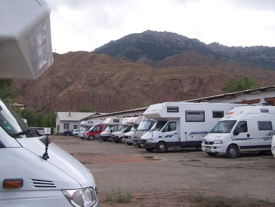 hier stehen wir auf dem Hof